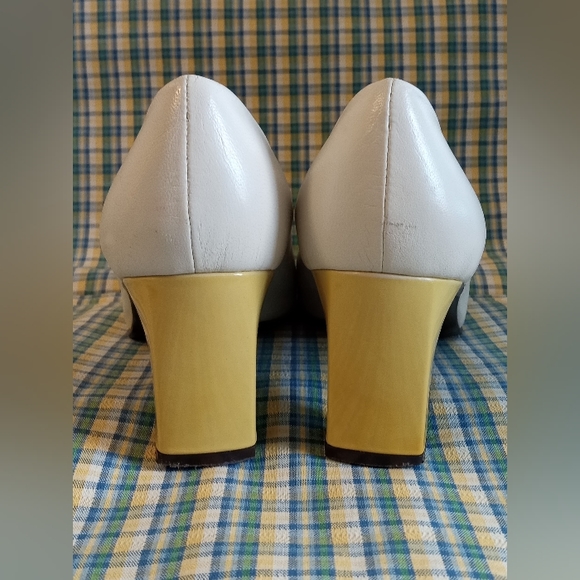 Classic Etienne Aigner Women's Pumps 2-Toned, Winter White and Gold 2.25" Heel - Picture 4 of 8